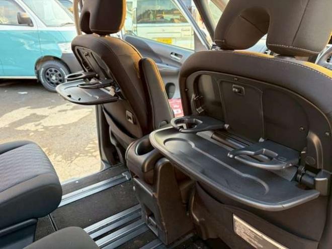 セレナ2.0 ハイウェイスター V 4WD　社外ナビ　後席モニター　両側パワスラ　エンジンスターター　ETC　パワステ　パワーウィンドウ　ABS　キーレスエントリー　アイドリングストップ　寒冷地仕様　盗難防止装置　エアコン　横滑り防止装置 2000