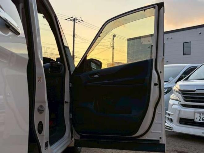 セレナ2.0 ハイウェイスター V 4WD　社外ナビ　後席モニター　両側パワスラ　エンジンスターター　ETC　パワステ　パワーウィンドウ　ABS　キーレスエントリー　アイドリングストップ　寒冷地仕様　盗難防止装置　エアコン　横滑り防止装置 2000