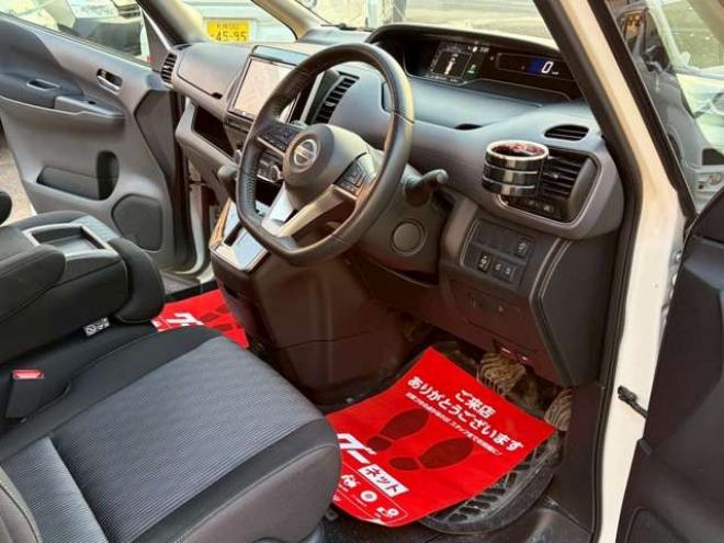 セレナ2.0 ハイウェイスター V 4WD　社外ナビ　後席モニター　両側パワスラ　エンジンスターター　ETC　パワステ　パワーウィンドウ　ABS　キーレスエントリー　アイドリングストップ　寒冷地仕様　盗難防止装置　エアコン　横滑り防止装置 2000