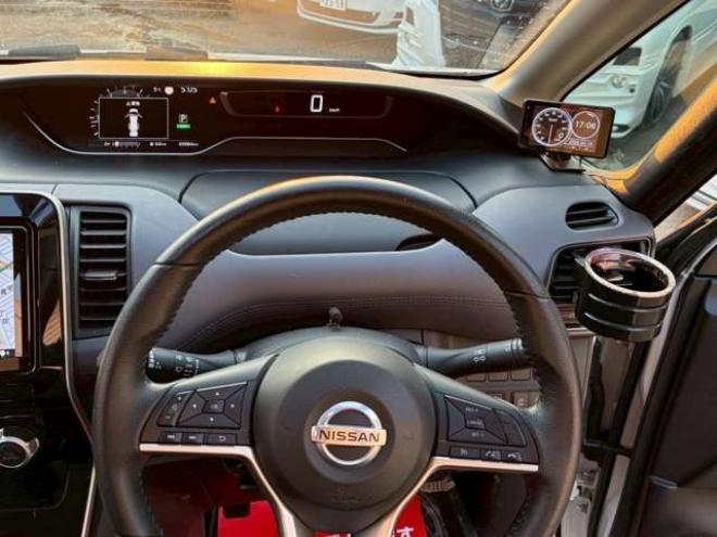 セレナ2.0 ハイウェイスター V 4WD　社外ナビ　後席モニター　両側パワスラ　エンジンスターター　ETC　パワステ　パワーウィンドウ　ABS　キーレスエントリー　アイドリングストップ　寒冷地仕様　盗難防止装置　エアコン　横滑り防止装置 2000