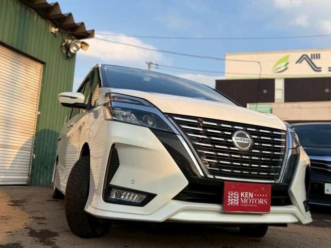 セレナ2.0 ハイウェイスター V 4WD　社外ナビ　後席モニター　両側パワスラ　エンジンスターター　ETC　パワステ　パワーウィンドウ　ABS　キーレスエントリー　アイドリングストップ　寒冷地仕様　盗難防止装置　エアコン　横滑り防止装置 2000