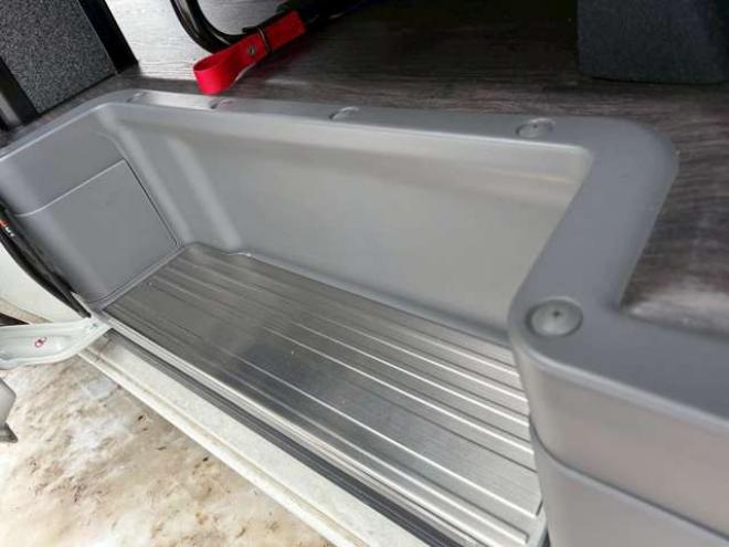 キャラバンNV350 2.5 プレミアムGX ロングボディ ディーゼルターボ 4WD　ベッドキット　カーテン　フロントスポイラー　グリルカバー　ルーフスポイラー　リアヒーター　社外ナビ　左側電動スライドドア　社外アルミホイール　ETC　バックカメラ　パワステ　パワーウィンドウ　キーレス 2500