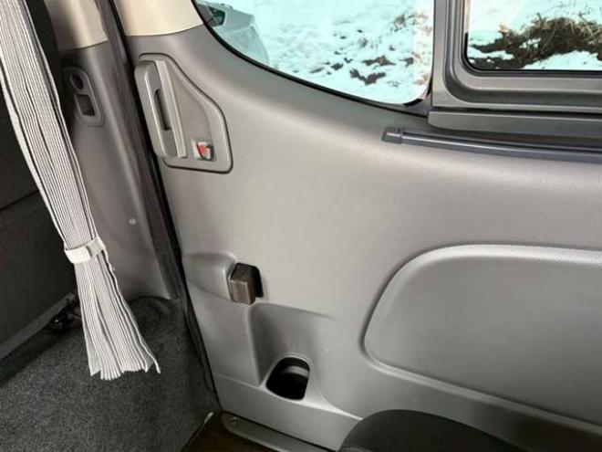 キャラバンNV350 2.5 プレミアムGX ロングボディ ディーゼルターボ 4WD　ベッドキット　カーテン　フロントスポイラー　グリルカバー　ルーフスポイラー　リアヒーター　社外ナビ　左側電動スライドドア　社外アルミホイール　ETC　バックカメラ　パワステ　パワーウィンドウ　キーレス 2500