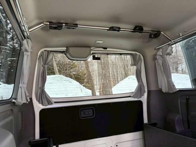 キャラバンNV350 2.5 プレミアムGX ロングボディ ディーゼルターボ 4WD　ベッドキット　カーテン　フロントスポイラー　グリルカバー　ルーフスポイラー　リアヒーター　社外ナビ　左側電動スライドドア　社外アルミホイール　ETC　バックカメラ　パワステ　パワーウィンドウ　キーレス 2500