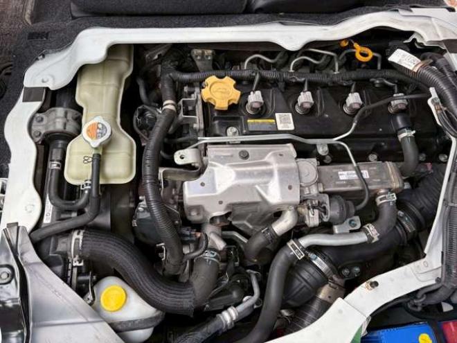 キャラバンNV350 2.5 プレミアムGX ロングボディ ディーゼルターボ 4WD　ベッドキット　カーテン　フロントスポイラー　グリルカバー　ルーフスポイラー　リアヒーター　社外ナビ　左側電動スライドドア　社外アルミホイール　ETC　バックカメラ　パワステ　パワーウィンドウ　キーレス 2500
