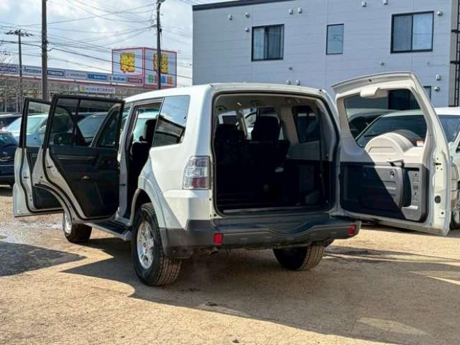 パジェロ3.0 ロング リミテッド エディション 4WD　ワンオーナー　社外ナビ　バックカメラ　純正アルミホイール　エアコン　エンジンスターター　ETC　記録簿　キーレスエントリー　パワステ　パワーウィンドウ　3列シート　エアコン　寒冷地仕様　盗難防止装置 3000