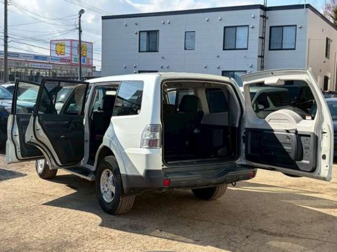 パジェロ3.0 ロング リミテッド エディション 4WD　ワンオーナー　社外ナビ　バックカメラ　純正アルミホイール　エアコン　エンジンスターター　ETC　記録簿　キーレスエントリー　パワステ　パワーウィンドウ　3列シート　エアコン　寒冷地仕様　盗難防止装置 3000