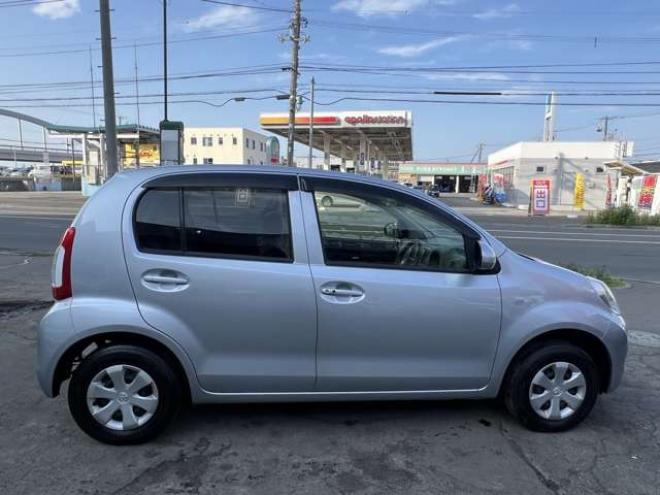 パッソ1.0 X 4WD　スマートキー　ナビ　TV エンジンスターター　電動格納ミラー 1000