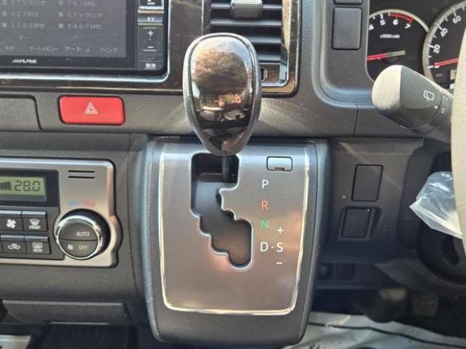 ハイエースバン2.7 スーパーGL ダークプライム ワイド ミドルルーフ ロングボディ 4WD　寒冷地仕様　パワスラ　リアヒーター&クーラー　プッシュスタート　スマートキー　ウッドコンビステアリング&シフトノブ　ハーフレザーシート　ドラレコ　バックカメラ　ETC　メモリナビ　フルセグTV　Bluetooth 2700