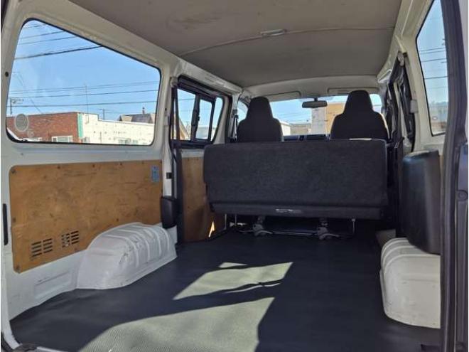 レジアスエース3.0 DX ロングボディ ディーゼルターボ 4WD　寒冷地仕様　リアヒーター　キーレス　マルチユースシートバックコンソール　フロントアンダーミラー　電動格納ミラー　パワーヒート　デイライト　純正オーディオ　FM/AM　AUX　バックカメラ 3000