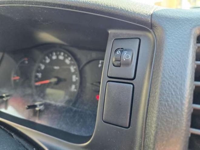 レジアスエース3.0 DX ロングボディ ディーゼルターボ 4WD　寒冷地仕様　リアヒーター　キーレス　マルチユースシートバックコンソール　フロントアンダーミラー　電動格納ミラー　パワーヒート　デイライト　純正オーディオ　FM/AM　AUX　バックカメラ 3000