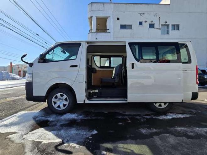 レジアスエース3.0 DX ロングボディ ディーゼルターボ 4WD　寒冷地仕様　リアヒーター　キーレス　マルチユースシートバックコンソール　フロントアンダーミラー　電動格納ミラー　パワーヒート　デイライト　純正オーディオ　FM/AM　AUX　バックカメラ 3000