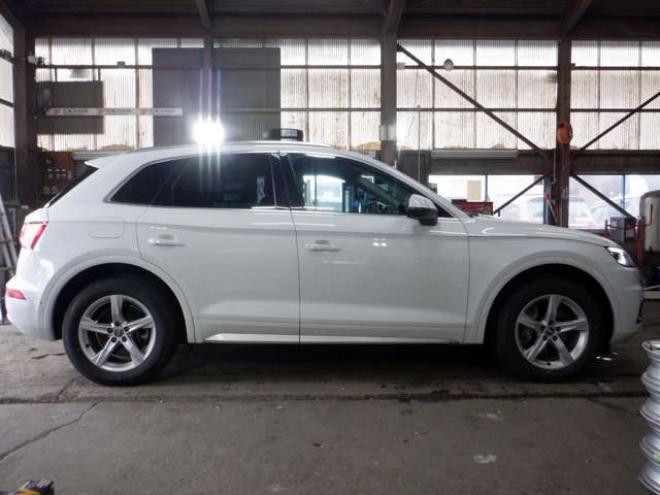 アウディQ5 2.0 TFSI クワトロ スポーツ ラグジュアリーパッケージ 4WD　茶革・ナビ・TV・B/T・F/S/Bカメラ・マトリクスLED・ヴァーチャルコックピット・電動リアゲート・シートヒーター・ACC・パワーシート・ETC・エアサス 正規輸入車 2000