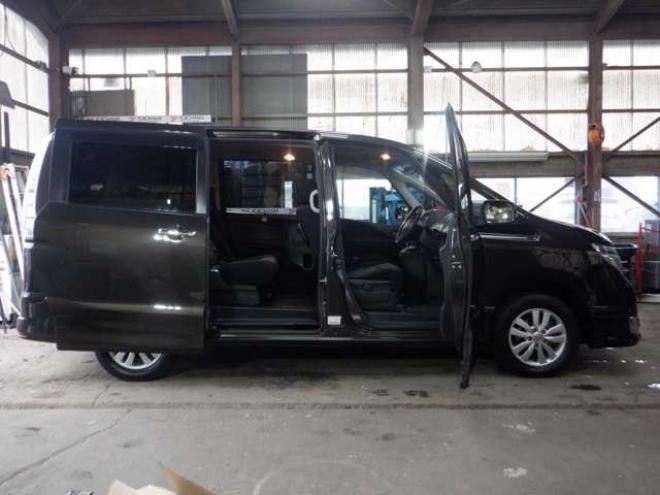 セレナ2.0 ハイウェイスター 4WD　ナビ・TV・B/T・Bカメラ・エンジンスターター・両側電動・フリップダウンモニター・LEDヘッドライト・インテリキー・プッシュスタート・アイドリングストップ・クルコン・ETC・寒冷地仕様・フォグランプ 2000