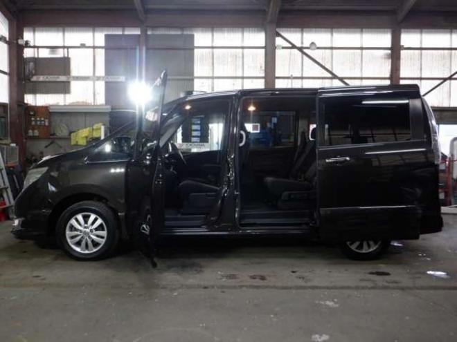 セレナ2.0 ハイウェイスター 4WD　ナビ・TV・B/T・Bカメラ・エンジンスターター・両側電動・フリップダウンモニター・LEDヘッドライト・インテリキー・プッシュスタート・アイドリングストップ・クルコン・ETC・寒冷地仕様・フォグランプ 2000