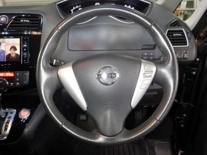 セレナ2.0 ハイウェイスター 4WD　ナビ・TV・B/T・Bカメラ・エンジンスターター・両側電動・フリップダウンモニター・LEDヘッドライト・インテリキー・プッシュスタート・アイドリングストップ・クルコン・ETC・寒冷地仕様・フォグランプ 2000