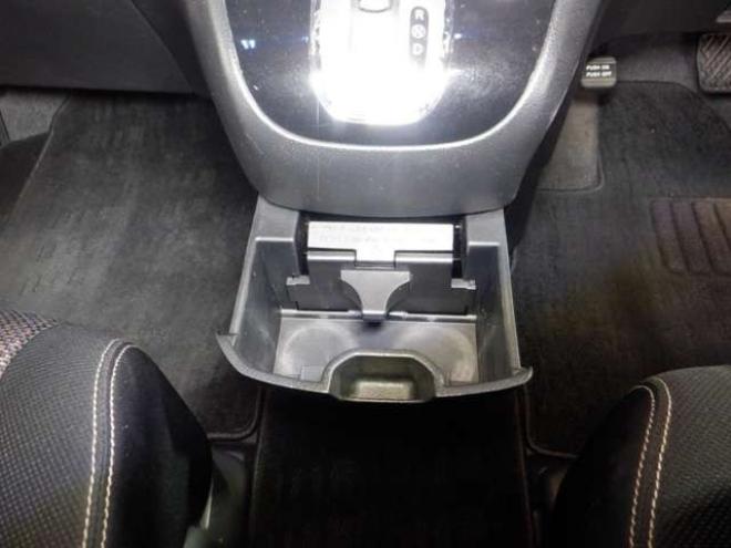 セレナ2.0 ハイウェイスター 4WD　ナビ・TV・B/T・Bカメラ・エンジンスターター・両側電動・フリップダウンモニター・LEDヘッドライト・インテリキー・プッシュスタート・アイドリングストップ・クルコン・ETC・寒冷地仕様・フォグランプ 2000