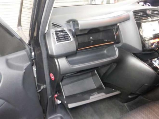 セレナ2.0 ハイウェイスター 4WD　ナビ・TV・B/T・Bカメラ・エンジンスターター・両側電動・フリップダウンモニター・LEDヘッドライト・インテリキー・プッシュスタート・アイドリングストップ・クルコン・ETC・寒冷地仕様・フォグランプ 2000