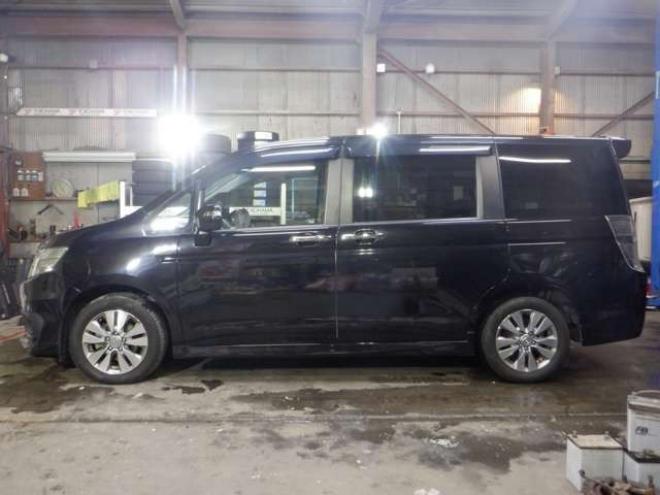 ステップワゴン2.0 スパーダ Z クールスピリット インターナビセレクション 4WD　本州仕入・後期型・ナビ・TV・Bカメラ・Rモニター・両側電動・スマートキー・クルコン・HID・ETC・パドルシフト・ハーフレザーシート・ワイパーデアイサー・リアヒーター・ミラーヒーター・アイドリングストップ 2000