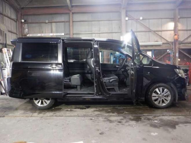 ステップワゴン2.0 スパーダ Z クールスピリット インターナビセレクション 4WD　本州仕入・後期型・ナビ・TV・Bカメラ・Rモニター・両側電動・スマートキー・クルコン・HID・ETC・パドルシフト・ハーフレザーシート・ワイパーデアイサー・リアヒーター・ミラーヒーター・アイドリングストップ 2000