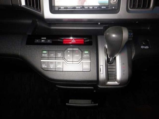 ステップワゴン2.0 スパーダ Z クールスピリット インターナビセレクション 4WD　本州仕入・後期型・ナビ・TV・Bカメラ・Rモニター・両側電動・スマートキー・クルコン・HID・ETC・パドルシフト・ハーフレザーシート・ワイパーデアイサー・リアヒーター・ミラーヒーター・アイドリングストップ 2000