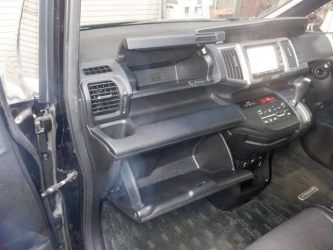 ステップワゴン2.0 スパーダ Z クールスピリット インターナビセレクション 4WD　本州仕入・後期型・ナビ・TV・Bカメラ・Rモニター・両側電動・スマートキー・クルコン・HID・ETC・パドルシフト・ハーフレザーシート・ワイパーデアイサー・リアヒーター・ミラーヒーター・アイドリングストップ 2000