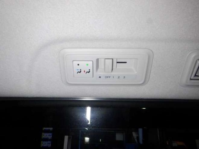 ステップワゴン2.0 スパーダ Z クールスピリット インターナビセレクション 4WD　本州仕入・後期型・ナビ・TV・Bカメラ・Rモニター・両側電動・スマートキー・クルコン・HID・ETC・パドルシフト・ハーフレザーシート・ワイパーデアイサー・リアヒーター・ミラーヒーター・アイドリングストップ 2000