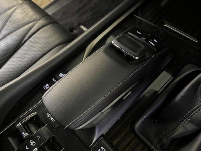 レクサスＬＸ５７０　ブラックシークエンス　寒冷地仕様　マークレビンソン　リアエンターテイメント　純正２１インチＡＷ　社外２０ＡＷ＋スタッドレスタイヤ付　純正ブラックレザーシート　電動サンルーフ　ヘッドアップディスプレイ　リア５面フィルム施工 4WD 5700 5Dr