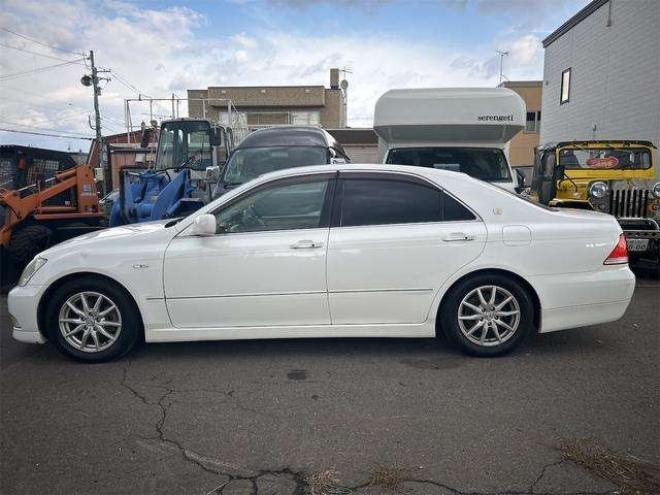 クラウンロイヤル 3.0 ロイヤルサルーン i-Four 4WD　ドライブレコーダー　オートクルーズコントロール　バックカメラ　ナビ　エアロ　HID　スマートキー　電動格納ミラー　盗難防止システム　衝突安全ボディ 3000