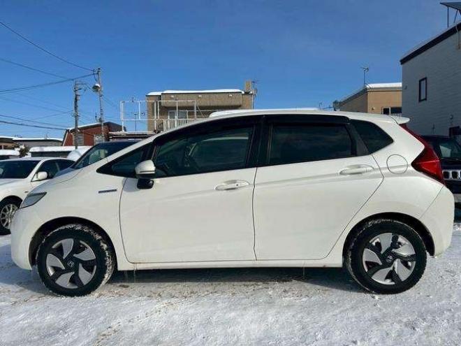 フィット1.5 ハイブリッド Fパッケージ 4WD　バックカメラ　ナビ　オートエアコン　　　キーレス　メンテナンスノート　取り扱い説明書　ETC　オーディオ 1500