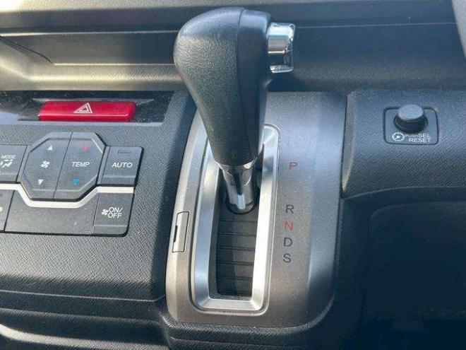 ステップワゴン2.0 スパーダ Z 4WD　スマートキー　衝突安全ボディー　電動格納ミラー　3列シート　サイドカメラ　バックカメラ 2000