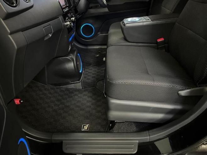 bBＺキラメキ　最終型　寒冷地仕様　禁煙車　アドミレーションエアロ　社外１６インチブラポリＡＷ　社外１５ＡＷ＋スタッドレスタイヤ付　イルミネーションスピーカー＆サブウーハー　エンジンスターター　フロントガラス熱線 4WD 1300 5Dr