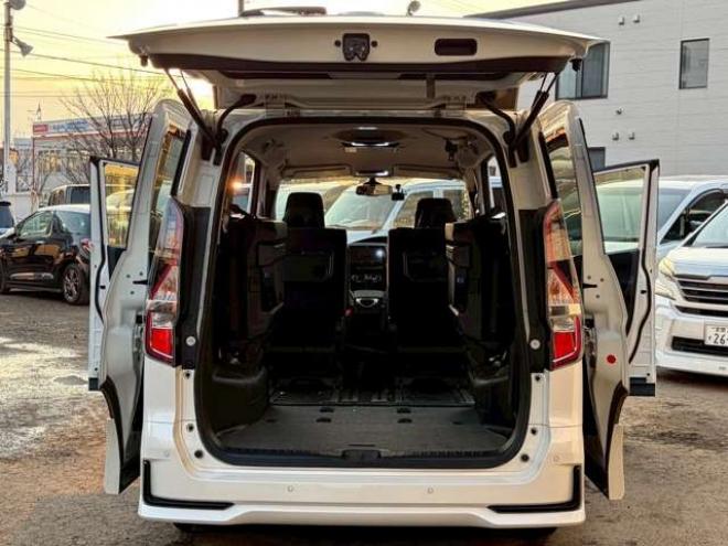 セレナ2.0 ハイウェイスター V 4WD　社外ナビ　後席モニター　両側パワスラ　エンジンスターター　ETC　パワステ　パワーウィンドウ　ABS　キーレスエントリー　アイドリングストップ　寒冷地仕様　盗難防止装置　エアコン　横滑り防止装置 2000