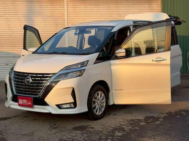 セレナ2.0 ハイウェイスター V 4WD　社外ナビ　後席モニター　両側パワスラ　エンジンスターター　ETC　パワステ　パワーウィンドウ　ABS　キーレスエントリー　アイドリングストップ　寒冷地仕様　盗難防止装置　エアコン　横滑り防止装置 2000