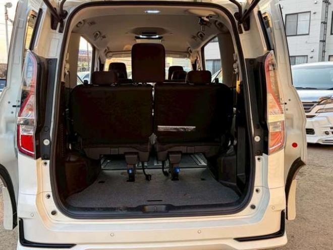 セレナ2.0 ハイウェイスター V 4WD　社外ナビ　後席モニター　両側パワスラ　エンジンスターター　ETC　パワステ　パワーウィンドウ　ABS　キーレスエントリー　アイドリングストップ　寒冷地仕様　盗難防止装置　エアコン　横滑り防止装置 2000