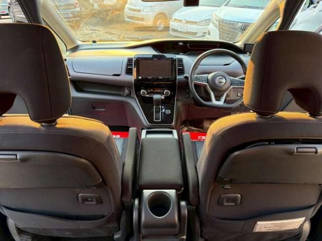 セレナ2.0 ハイウェイスター V 4WD　社外ナビ　後席モニター　両側パワスラ　エンジンスターター　ETC　パワステ　パワーウィンドウ　ABS　キーレスエントリー　アイドリングストップ　寒冷地仕様　盗難防止装置　エアコン　横滑り防止装置 2000