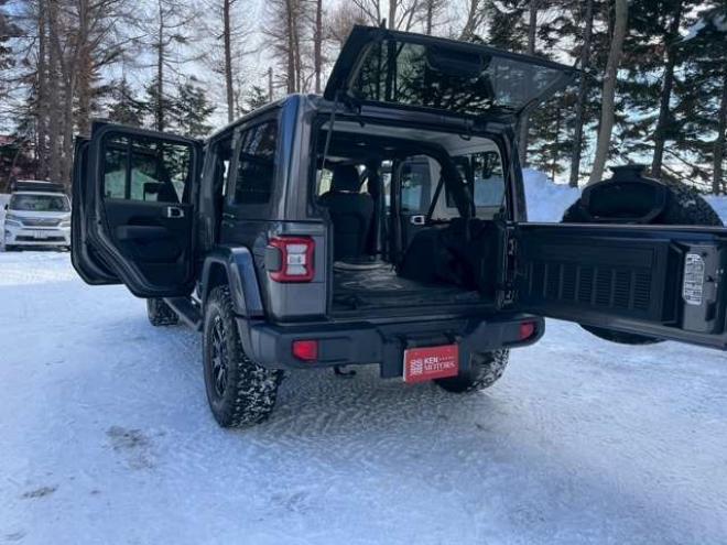 ラングラーアンリミテッド サハラ 3.6L 4WD　グラナイトグレー　エアコン　クルコン　パワステ　パワーウィンドウ　フロントカメラ　バックカメラ　キーレスエントリー　アルミホイール　ABS　横滑り防止装置　盗難防止装置　フルセグTV 正規輸入車 3600