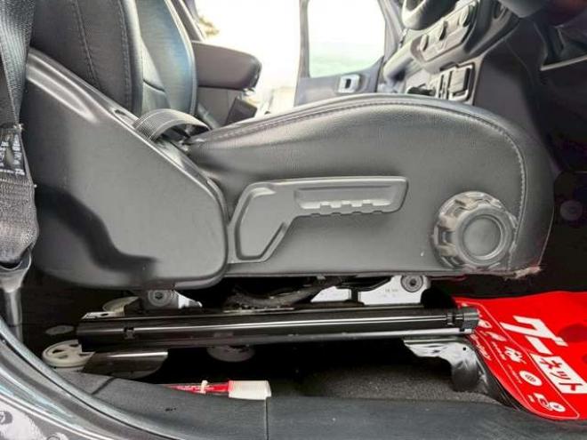 ラングラーアンリミテッド サハラ 3.6L 4WD　グラナイトグレー　エアコン　クルコン　パワステ　パワーウィンドウ　フロントカメラ　バックカメラ　キーレスエントリー　アルミホイール　ABS　横滑り防止装置　盗難防止装置　フルセグTV 正規輸入車 3600