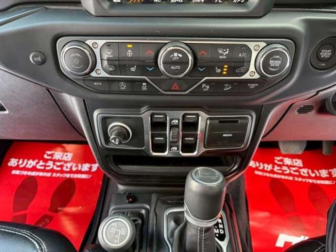 ラングラーアンリミテッド サハラ 3.6L 4WD　グラナイトグレー　エアコン　クルコン　パワステ　パワーウィンドウ　フロントカメラ　バックカメラ　キーレスエントリー　アルミホイール　ABS　横滑り防止装置　盗難防止装置　フルセグTV 正規輸入車 3600