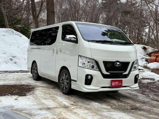 キャラバンNV350 2.5 プレミアムGX ロングボディ ディーゼルターボ 4WD　ベッドキット　カーテン　フロントスポイラー　グリルカバー　ルーフスポイラー　リアヒーター　社外ナビ　左側電動スライドドア　社外アルミホイール　ETC　バックカメラ　パワステ　パワーウィンドウ　キーレス 2500
