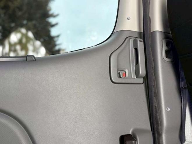 キャラバンNV350 2.5 プレミアムGX ロングボディ ディーゼルターボ 4WD　ベッドキット　カーテン　フロントスポイラー　グリルカバー　ルーフスポイラー　リアヒーター　社外ナビ　左側電動スライドドア　社外アルミホイール　ETC　バックカメラ　パワステ　パワーウィンドウ　キーレス 2500