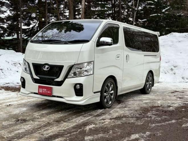 キャラバンNV350 2.5 プレミアムGX ロングボディ ディーゼルターボ 4WD　ベッドキット　カーテン　フロントスポイラー　グリルカバー　ルーフスポイラー　リアヒーター　社外ナビ　左側電動スライドドア　社外アルミホイール　ETC　バックカメラ　パワステ　パワーウィンドウ　キーレス 2500