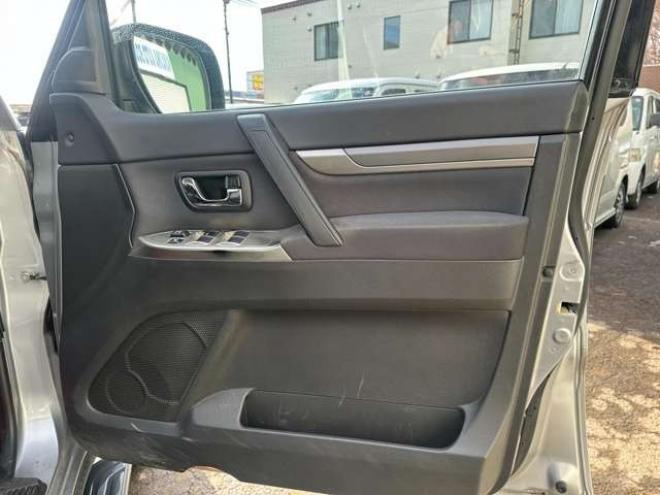 パジェロ3.2 ロング エクシード ディーゼルターボ 4WD　クルーズコントロール　パワステ　パワーウィンドウ　ABS　純正ナビ　バックカメラ　横滑り防止装置　盗難防止装置　純正アルミホイール 3200