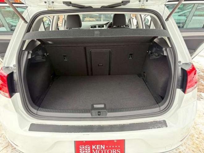 ゴルフTSI コンフォートライン　地デジナビ　バックカメラ　純正アルミホイール　パワステ　パワーウィンドウ　ABS　キーレスエントリー　ETC　クルーズコントロール　横滑り防止装置　エアコン　盗難防止装置　CD　アイドリングストップ 正規輸入車 2WD 1200