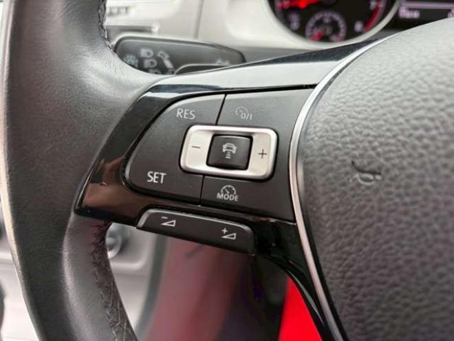 ゴルフTSI コンフォートライン　地デジナビ　バックカメラ　純正アルミホイール　パワステ　パワーウィンドウ　ABS　キーレスエントリー　ETC　クルーズコントロール　横滑り防止装置　エアコン　盗難防止装置　CD　アイドリングストップ 正規輸入車 2WD 1200