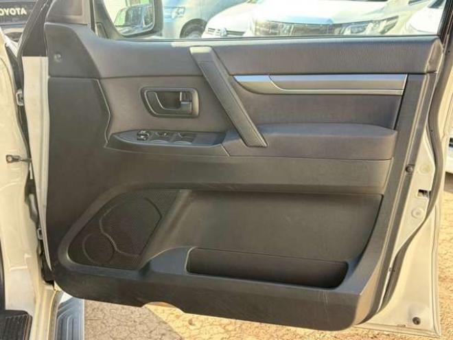 パジェロ3.0 ロング リミテッド エディション 4WD　ワンオーナー　社外ナビ　バックカメラ　純正アルミホイール　エアコン　エンジンスターター　ETC　記録簿　キーレスエントリー　パワステ　パワーウィンドウ　3列シート　エアコン　寒冷地仕様　盗難防止装置 3000