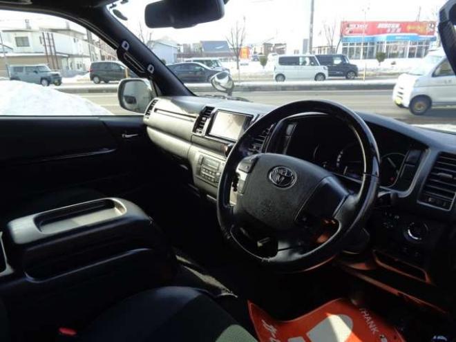 レジアスエース2.8 スーパーGL ダークプライムII ロングボディ ディーゼルターボ 4WD　ワンオーナー　TRDフロントスポイラー　TRD　TF7Aアルミホイール　両側パワースライドドア　リアヒーター　純正ナビ　フルセグ　Bluetooth　レーダーブレーキ　荷室ダウンライト　車線逸脱警報 2800