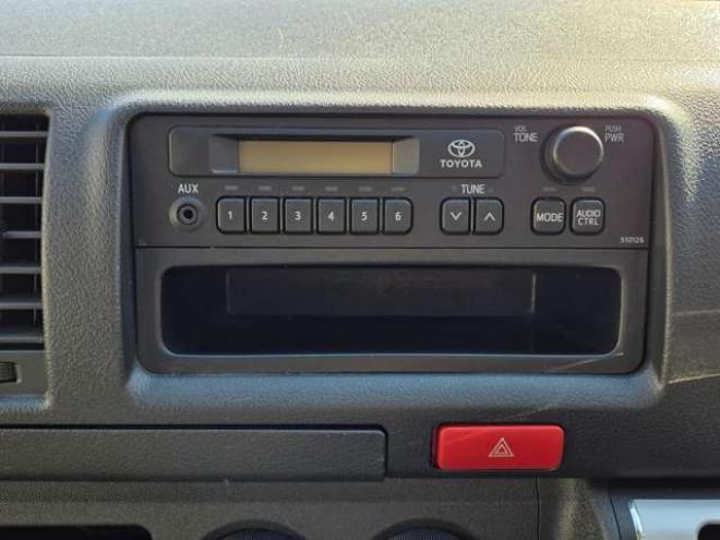 レジアスエース3.0 DX ロングボディ ディーゼルターボ 4WD　寒冷地仕様　リアヒーター　キーレス　マルチユースシートバックコンソール　フロントアンダーミラー　電動格納ミラー　パワーヒート　デイライト　純正オーディオ　FM/AM　AUX　バックカメラ 3000