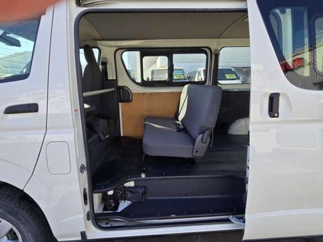 レジアスエース3.0 DX ロングボディ ディーゼルターボ 4WD　寒冷地仕様　リアヒーター　キーレス　マルチユースシートバックコンソール　フロントアンダーミラー　電動格納ミラー　パワーヒート　デイライト　純正オーディオ　FM/AM　AUX　バックカメラ 3000