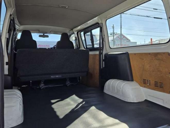 レジアスエース3.0 DX ロングボディ ディーゼルターボ 4WD　寒冷地仕様　リアヒーター　キーレス　マルチユースシートバックコンソール　フロントアンダーミラー　電動格納ミラー　パワーヒート　デイライト　純正オーディオ　FM/AM　AUX　バックカメラ 3000